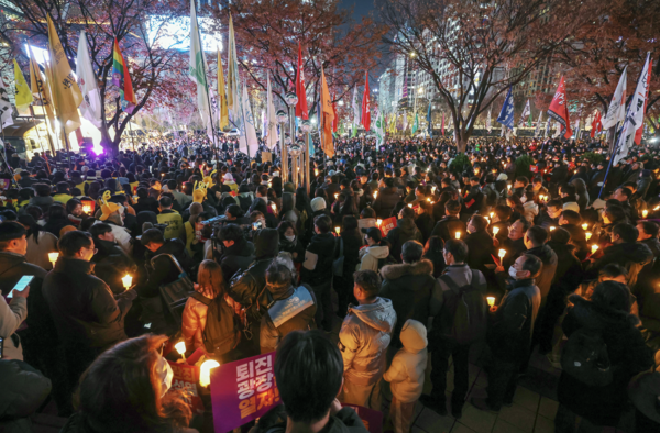 시민사회단체 관계자들이 4일 오후 서울 종로구 동화면세점 앞에서 윤석열 대통령의 퇴진을 촉구하는 촛불집회를 하고 있다. (2024.12.4) ⓒ뉴스1