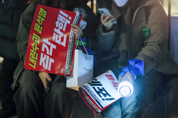 8일 오후 서울 영등포구 여의도 국회의사당 앞에서에서 열린 촛불문화제에서 시민들이 '탄핵 촉구' 피켓과 야광봉을 함께 들고 참가해 있다. (2024.12.08) ⓒ뉴스1