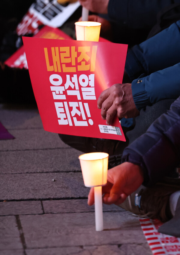 8일 오후 서울 여의도 국회의사당역 인근에서 촛불행동의 주최로 열린 촛불집회에 참석한 시민들. ⓒ뉴스1