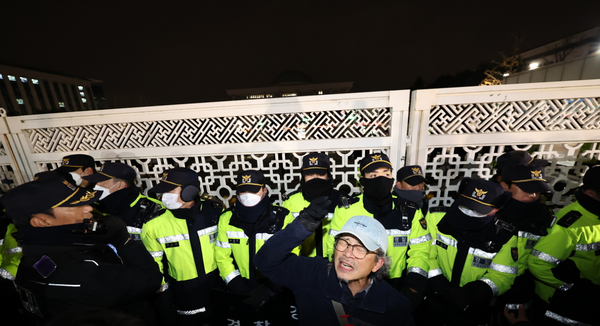 국민을 지켜야 할 경찰과 군은 권력의 개가 되는 불명예를 겪었다. ⓒ뉴스1