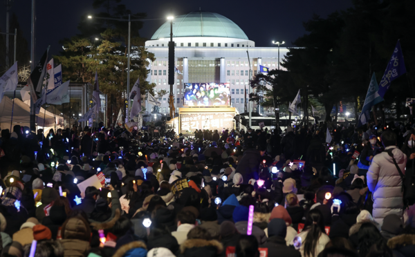 한겨울에 집회 나가는 팬들 위해 아이유가 준비한 특별한 선물: 온기가 느껴져 눈물 난다
