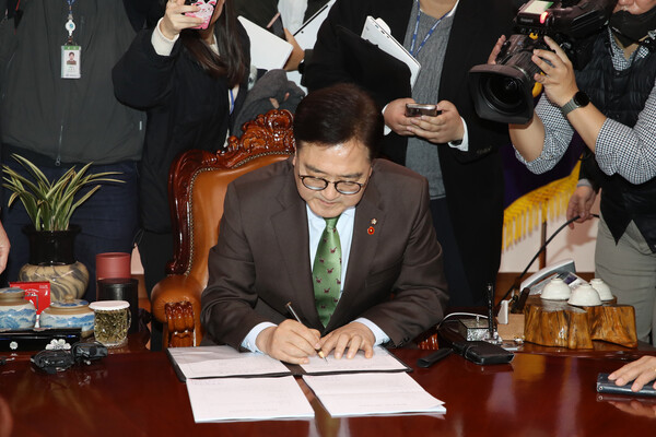 우원식 국회의장이 윤석열 대통령 탄핵안이 가결된 14일 오후 서울 여의도 국회 의장실에서 탄핵소추의결서에 서명하고 있다.&nbsp;ⓒ뉴스1