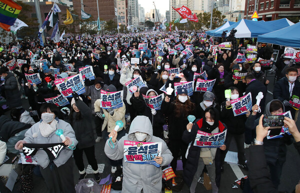 윤석열 대통령에 대한 탄핵소추안 표결일인 14일 오후 부산 부산진구 전포대로에서 열린 '윤석열 탄핵·체포 부산시민대회'에서 참가자들이 윤 대통령의 탄핵소추안이 가결되자 손피켓을 들고 환호하고 있다. 2024.12.14. ⓒ뉴스1