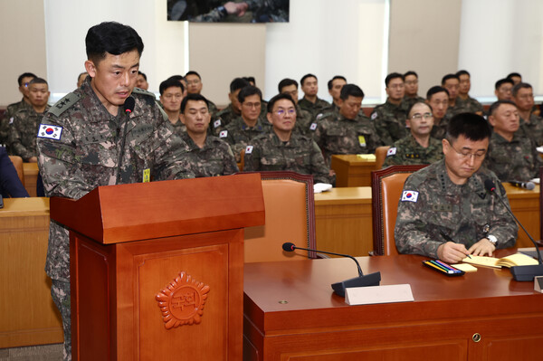 문상호 국군정보사령관이 10일 오전 서울 여의도 국회 국방위원회에서 열린 계엄 관련 긴급 현안질의에서 위원 질의에 답하고 있다. ⓒ뉴스1