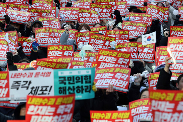 윤석열 대통령에 대한 탄핵소추안이 가결된 지 이틀째인 15일 서울 중구 서울시청 인근에서 촛불행동 회원들이 집회를 갖고 헌법재판소의 조속한 탄핵 심판을 촉구하고 있다. ⓒ뉴스1&nbsp;