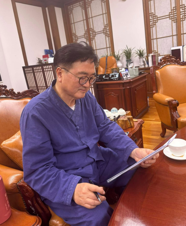 집무실에서 비상근무 중인 우원식 의장 ⓒ우원식 페이스북&nbsp;