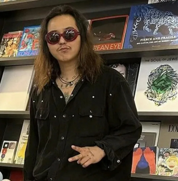 사회복무 당시 장발 헤어스타일로 '부실복무' 의혹이 터졌던 송민호. ⓒ온라인 커뮤니티