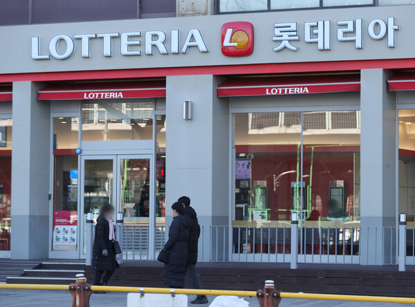 '12·3 비상계엄 사태'를 앞두고 노상원 전 정보 사령관과 문상호 정보사령관이 안산의 한 햄버거집에서 만나 계엄을 사전에 모의했다는 진술이 나왔다. 사진은 18일 오후 ‘12·3 비상계엄’ 직전 전현직 정보사령관들이 계엄 직전 햄버거 프랜차이즈 롯데리아에서 비밀 회동을 가진 것으로 알려진 경기 안산시의 한 롯데리아 매장의 모습. 2024.12.18. ⓒ뉴스1