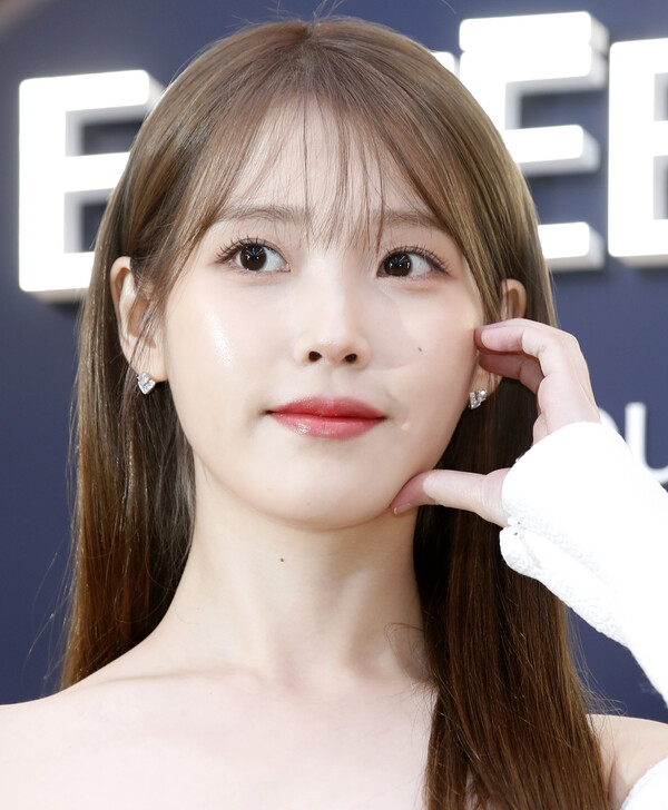 탄핵 집회 선결제했다고 CIA 신고 당한 아이유: 누리꾼 반응은 명확히 갈려 혼돈의 카오스다