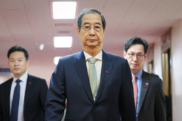 한덕수 대통령 권한대행 국무총리가 24일 오전 서울 종로구 정부서울청사에서 열린 국무회의에 입장하고 있다. ⓒ국무총리실 제공