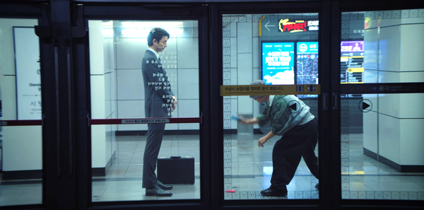 딱지 치는 양복남. ⓒ넷플릭스