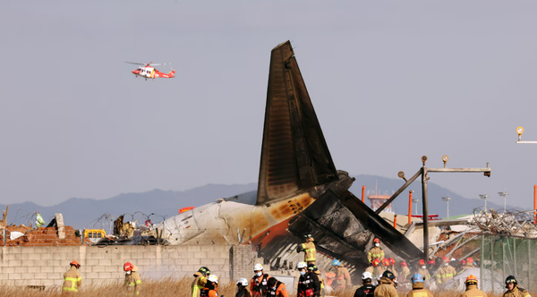 승객을 구조 중인 소방대원들. ⓒ뉴스1