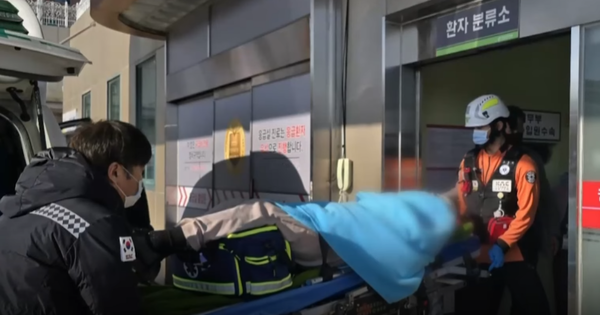 무안공항 여객기 사고 생존자 승무원 A씨가 이송되고 있다. ⓒ유튜브 채널 'MBN'