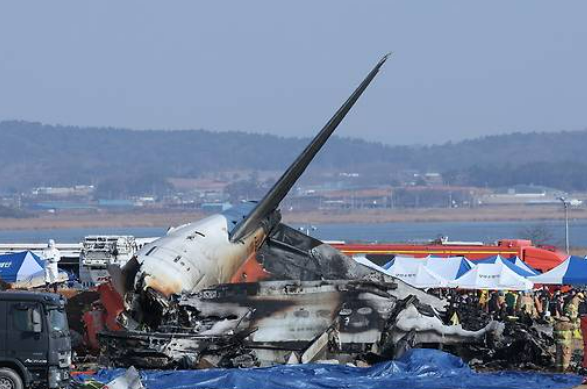 여객기에서 생존자 구조 중인 소방대원. ⓒ뉴스1