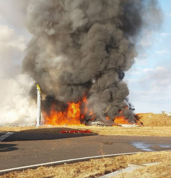 사고 직후 화염에 휩싸인 여객기. ⓒ뉴스1