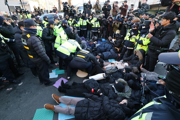 2일 서울 용산구 윤석열 대통령 관저 입구 앞에서 경찰 병력이 농성중이던 보수단체 회원 및 윤 대통령 지지자들을 강제 해산시키고 있다.&nbsp;&nbsp;ⓒ뉴스1