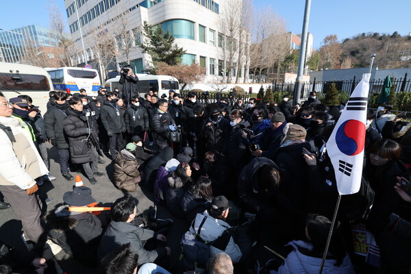 2일 서울 용산구 윤석열 대통령 관저 입구 앞에 보수단체 회원 및 윤 대통령 지지자들이 집결하고 있다.&nbsp;ⓒ뉴스1&nbsp;