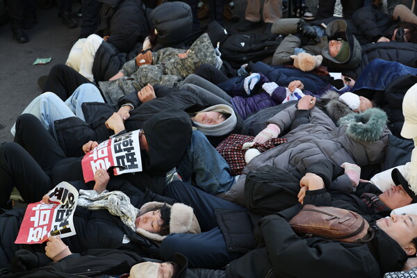 2일 서울 용산구 윤석열 대통령 관저 입구 앞에서 보수단체 회원 및 윤 대통령 지지자들이 농성 중 해산하라는 경찰 안내방송에 드러누운 모습.&nbsp;ⓒ뉴스1&nbsp;