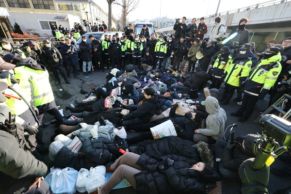 2일 서울 용산구 윤석열 대통령 관저 입구 앞에서 보수단체 회원 및 윤 대통령 지지자들이 농성 중 해산하라는 경찰 안내방송에 드러눕고 있다. ⓒ뉴스1&nbsp;
