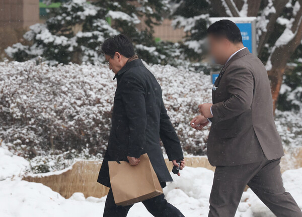 윤석열 대통령의 체포영장 기한 만료가 하루 앞으로 다가온 가운데 오동운 공수처장이 5일 오전 경기 과천시 정부과천청사 고위공직자범죄수사처(공수처)로 출근하고 있다.&nbsp;ⓒ뉴스1&nbsp;