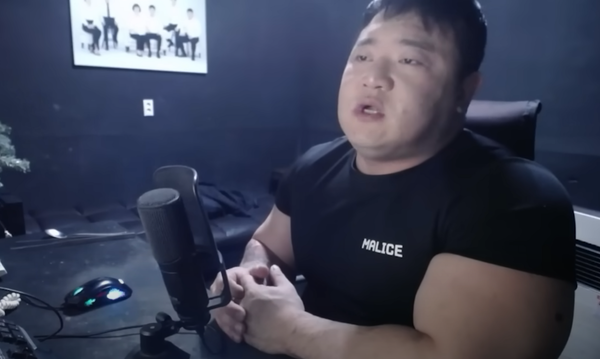 방송 중인 헬스 유튜버 박승현. ⓒ유튜브 채널 '박승현'&nbsp;