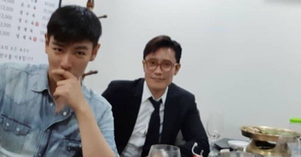 사석에서 식사 중인 배우 이병헌과 배우 최승현. ⓒSNS