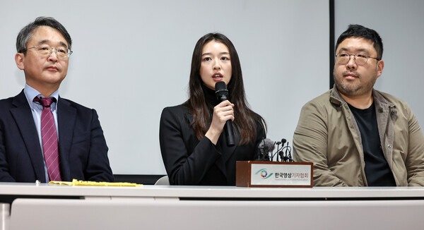 JMS(기독교복음선교회) 피해자 메이플이 9일 오후 서울 강남구 한국컨퍼런스센터에서 JMS 교주 정명석에 대한 대법원 선고(징역 17년)가 확정된 뒤 기자회견을 열고 소감을 밝히고 있다.&nbsp;왼쪽부터 김도형 단국대학교 교수, 메이플, 다큐멘터리 '나는 신이다'를 제작한 조성현 PD.&nbsp;ⓒ뉴스1&nbsp;