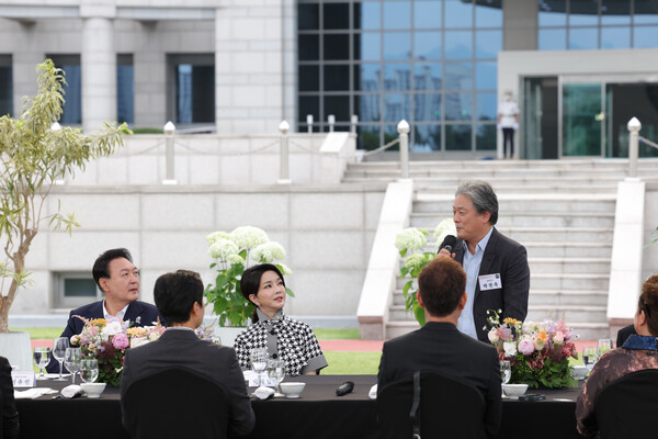 박찬욱 감독이 12일 오후 용산 대통령실에서 열린 제75회 칸 국제영화제 남우주연상·감독상 수상기념 영화 관계자 초청 리셉션 및 만찬에서 윤석열 대통령과 김건희 여사를 향해 발언하고 있다. (2022.6.12) ⓒ대통령실 제공