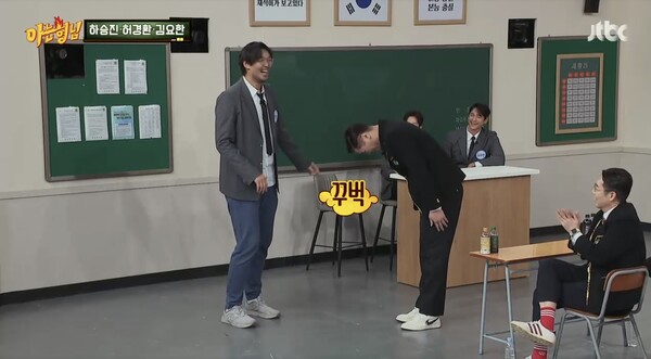 서로 포옹하며 화해한 두 사람. ⓒJTBC ‘아는 형님’