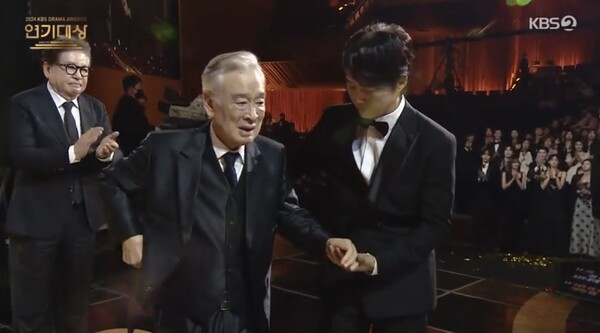 ‘2024 KBS 연기대상’에서 드라마 ‘개소리’를 통해 대상의 영광을 차지한 배우 이순재. ⓒ2024 KBS 연기대상