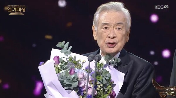 ‘2024 KBS 연기대상’에서 드라마 ‘개소리’를 통해 대상의 영광을 차지한 배우 이순재. ⓒ2024 KBS 연기대상