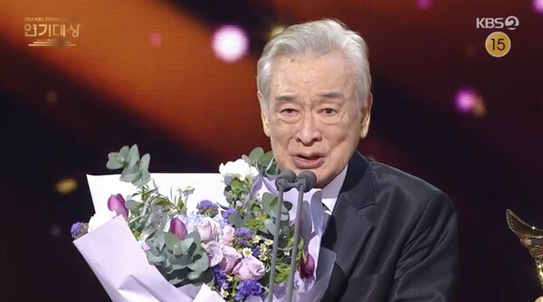 ‘2024 KBS 연기대상’에서 드라마 ‘개소리’를 통해 대상의 영광을 차지한 배우 이순재. ⓒ2024 KBS 연기대상