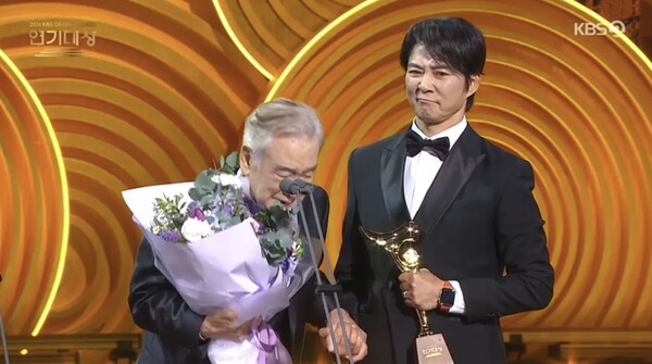 ‘2024 KBS 연기대상’에서 드라마 ‘개소리’를 통해 대상의 영광을 차지한 배우 이순재. ⓒ2024 KBS 연기대상
