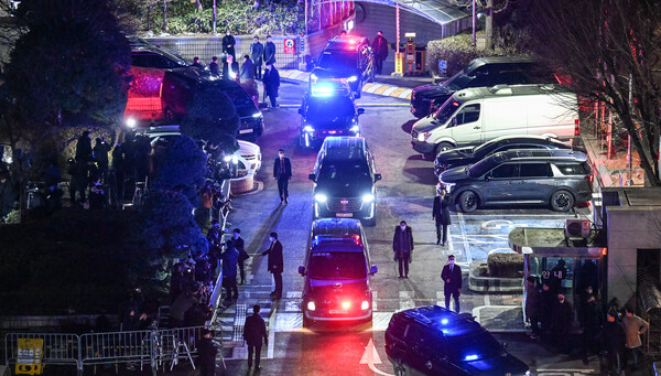 윤 대통령에 대한 영장심사가 끝난 뒤 호송차량을 비롯한 경호차량들이 법원을 빠져나가고 있다.&nbsp;ⓒ뉴스1