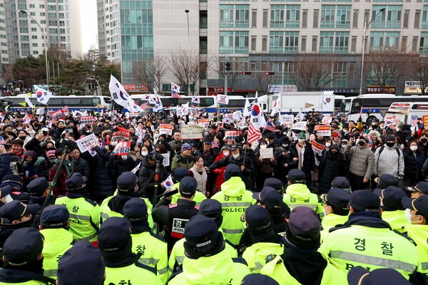내란 우두머리 혐의로 체포된 윤석열 대통령의 구속 전 피의자 심문(영장실질심사)이 열린 18일 서울 마포구 서울서부지방법원 앞에서 윤 대통령 지지자들이 집회를 이어가고 있다.&nbsp;ⓒ뉴스1