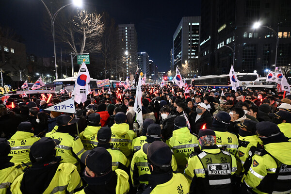 18일 서부지법 앞에서 윤 대통령 지지자들이 심사가 종료된 이후에도 집회를 이어가고 있다.&nbsp;ⓒ뉴스1&nbsp;