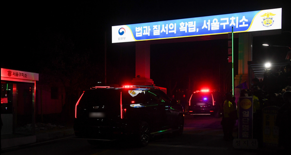 서울구치소 들어서는 윤석열 대통령 차량. ⓒ뉴스1