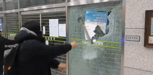 서울서부지법에 침입해 난동을 부리는 윤석열 대통령 강성 지지자들. ⓒ 유튜브 채널 '락TV'