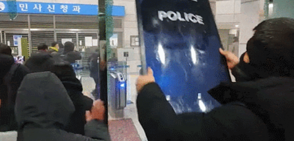 서울서부지법에 침입해 난동을 부리는 윤석열 대통령 강성 지지자들. ⓒ 유튜브 채널 '락TV'