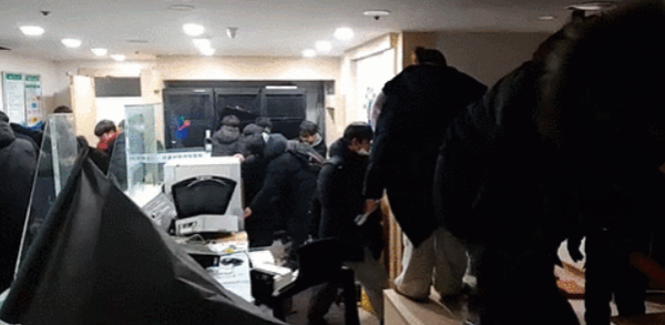 서울서부지법에 침입해 난동을 부리는 윤석열 대통령 강성 지지자들. ⓒ 유튜브 채널 '락TV'