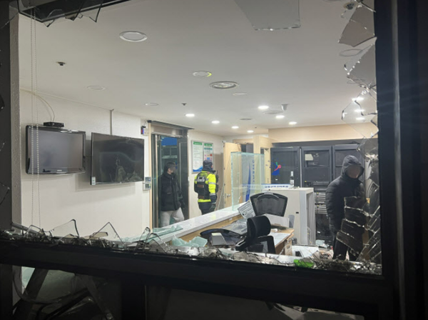 서울서부지법에 침입해 난동을 부리는 윤석열 대통령 강성 지지자들. ⓒ 유튜브 채널 '락TV'