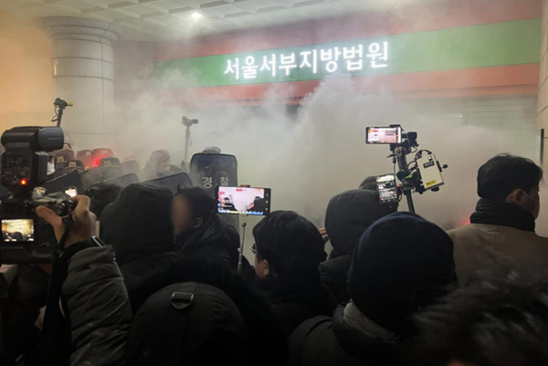 표현의 자유를 주니까 법원을 부수네... ⓒ뉴스1