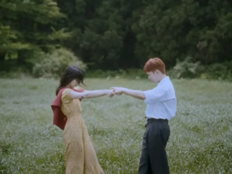 뮤직비디오 속 다정한 연인으로 분한 이찬혁과 하지수. ⓒ유튜브 채널 'Leechanhyukvideo'