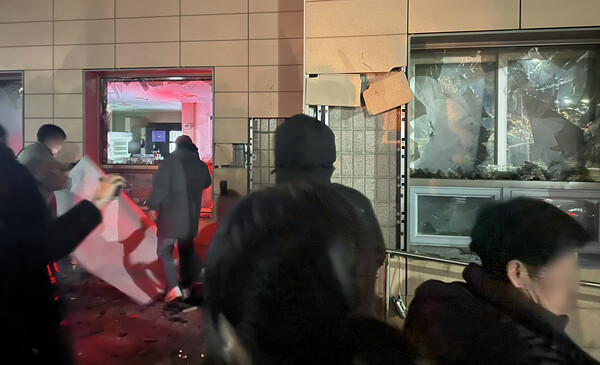 19일 새벽서울서부지법에 윤 대통령 지지자들이 진입해 난동을 부리고 있다.&nbsp;ⓒ뉴스1&nbsp;