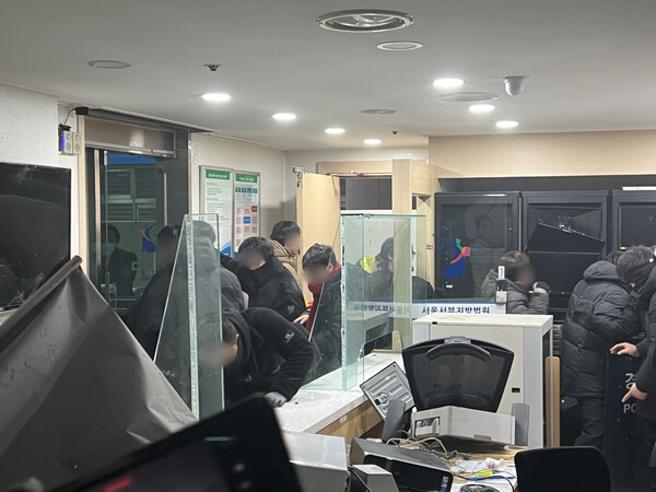 19일 새벽서울서부지법에 윤 대통령 지지자들이 진입해 난동을 부리고 있다.&nbsp;ⓒ뉴스1&nbsp;