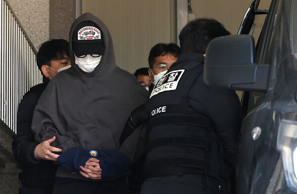 서부지법 폭동 당시 '녹색 점퍼남'으로 알려진 20대 남성이 4일 오후 서울 마포구 서부지법에서 열리는 영장실질심사 출석을 위해 마포경찰서를 나서는 모습. ⓒ뉴스1