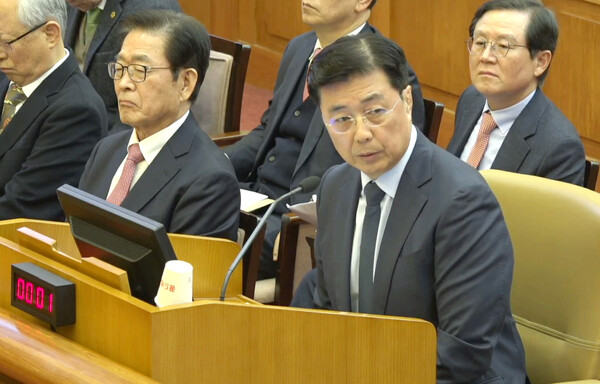 홍장원 전 국가정보원 제1차장이 4일 서울 종로구 헌법재판소에서 열린 윤석열 대통령 탄핵심판 5차 변론에 증인으로 출석해 발언하고 있다. ⓒ헌법재판소제공