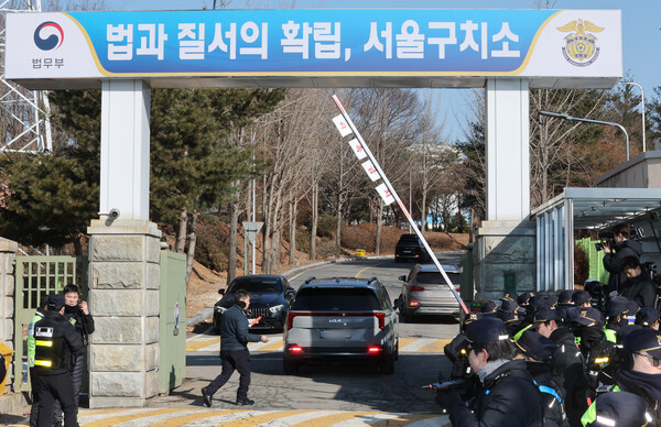 권영세 국민의힘 비대위원장을 태운 차량(회색 카니발)이 3일 오전 경기도 의왕시 서울구치소에 수감 중인 윤석열 대통령을 면회하기 위해 서울구치소로 들어서고 있다. 2025.2.3. ⓒ뉴스1