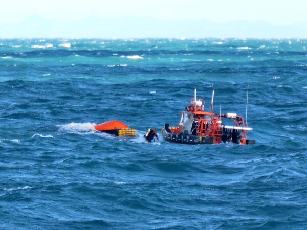 9일 전남 여수시 삼산면 하백도 동쪽 약 17㎞ 해상에서 139t급 트롤(저인망) 어선 제22서경호(부산선적)가&nbsp;침몰돼 해경이 구조 작업을 벌이고 있다.&nbsp;ⓒ여수해경 제공