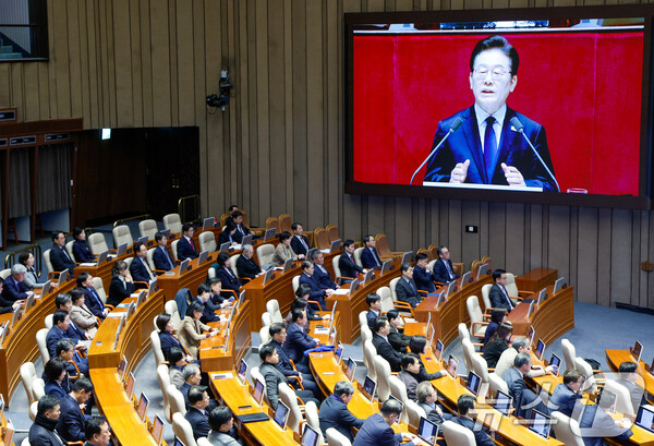 이재명 더불어민주당 대표의 연설을 듣는 국무위원들. ⓒ뉴스1